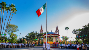 Encabeza alcalde Mario L&oacute;pez, ceremonia de honores a la bandera