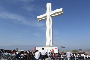 Entrega el gobernador a Tula la cruz m&aacute;s grande de M&eacute;xico