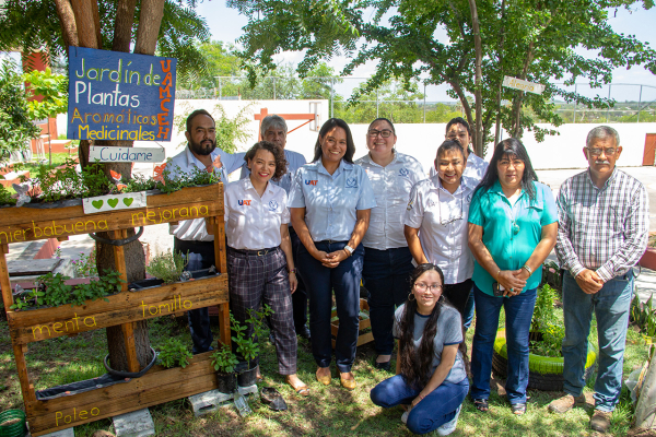 Cultivan en espacios de la UAT plantas arom&aacute;ticas y medicinales