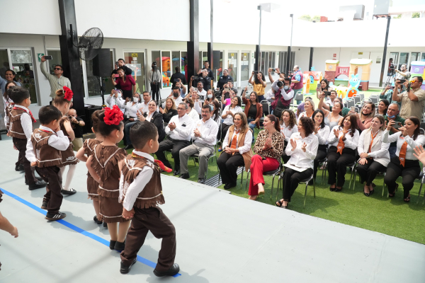Entrega rector D&aacute;maso Anaya moderna guarder&iacute;a CENDI UAT-IMSS