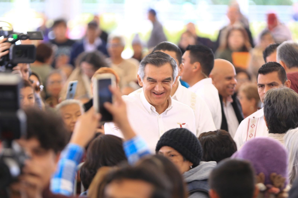 Entrega Am&eacute;rico Villarreal tarjetas del programa "Mujeres Pensi&oacute;n Bienestar"