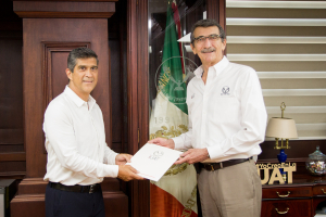 Entrega Rector a Felipe del &Aacute;ngel Malibr&aacute;n nombramiento de presidente del Club Correcaminos