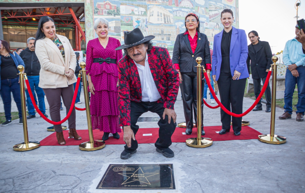 Devela Xavier Passos placa en Paseo de la Fama, en el marco del 198 Aniversario de Matamoros