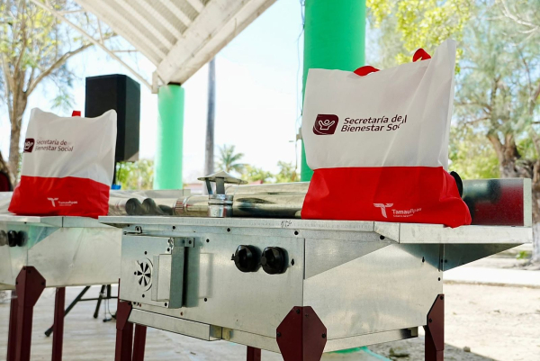 Entrega SEBIEN estufas y tinacos en Xicot&eacute;ncatl