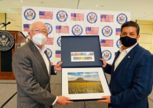 Gobernador se re&uacute;ne con el Embajador Ken Salazar