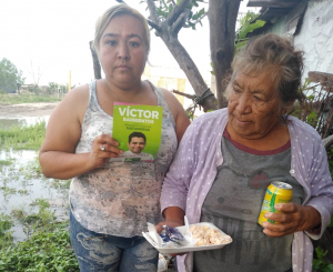 Victor Barrientos y Tomas Gloria env&iacute;an comida en la colonia Juan Rodr&iacute;guez tras haber pasado la tormenta