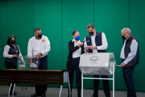 Preside Rector Jos&eacute; Andr&eacute;s Su&aacute;rez tradicional sorteo navide&ntilde;o del SUTUAT