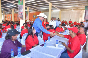 Se compromete el Truko con miles de obreros y jornaleros