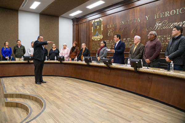 Toma Alcalde Mario L&oacute;pez, protesta a Angel Benito G&oacute;mez, como titular de la sexta regidur&iacute;a en el Cabildo