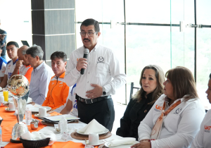 Felicita D&aacute;maso Anaya a los Correcaminos campeones de la Liga Premier