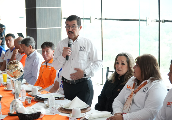 Felicita D&aacute;maso Anaya a los Correcaminos campeones de la Liga Premier