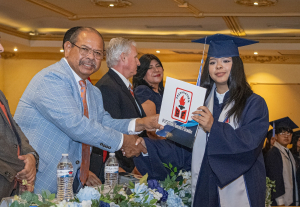 Reconoce Alcalde Dr. Rub&eacute;n Sauceda calidad educativa de  la prepa &ldquo;Ricardo Flores Mag&oacute;n&rdquo;, al asistir a graduaci&oacute;n
