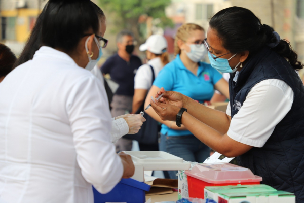 Aplican vacuna de  refuerzo a trabajadores  de Salud y Educaci&oacute;n