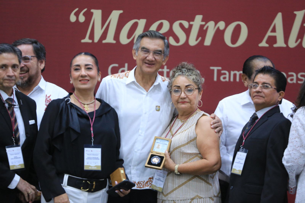 Refrenda Am&eacute;rico alianza con maestros; entrega 284 condecoraciones