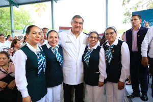 Entrega Am&eacute;rico tarjetas del programa &ldquo;La Cl&iacute;nica es Nuestra&rdquo;; refuerzan atenci&oacute;n m&eacute;dica