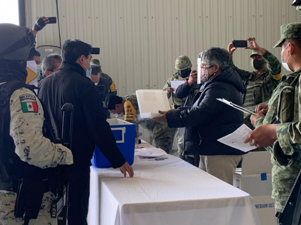 Completar&aacute;n esquema de vacunaci&oacute;n contra COVID-19 a personal de salud