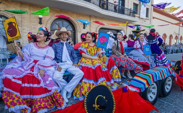 Disfrutan matamorenses de lucido desfile internacional de fiestas mexicanas 2024