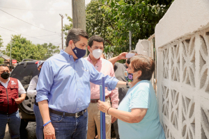 Gobernador Cabeza de Vaca continu&oacute; entregando apoyos a familias afectadas por la inundaci&oacute;n en Matamoros