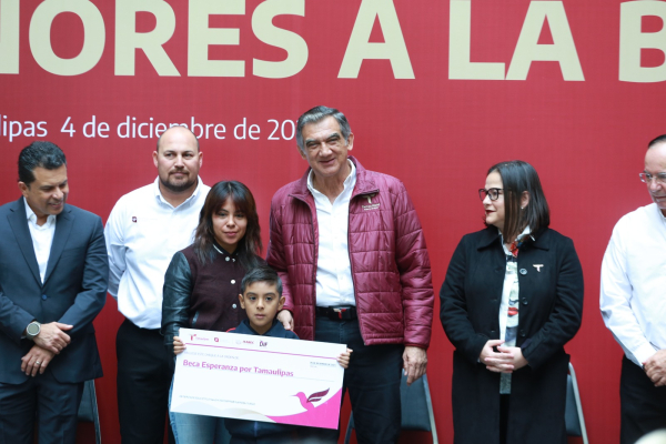 Entrega gobernador 117 mdp en becas y reconoce a los alumnos destacados de Tamaulipas