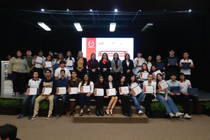 Reconoce UAT a estudiantes destacados y egresados del CeINA