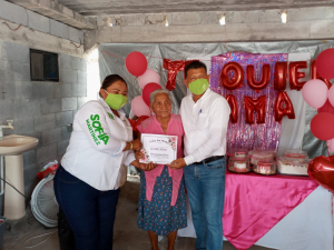 Convive Tom&aacute;s Gloria Requena con los abuelitos del Grupo Alimentando de Coraz&oacute;n"