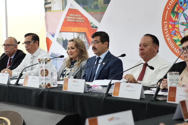 Rector de la UAT entrega equipamiento de veh&iacute;culos a las facultades de la zona sur