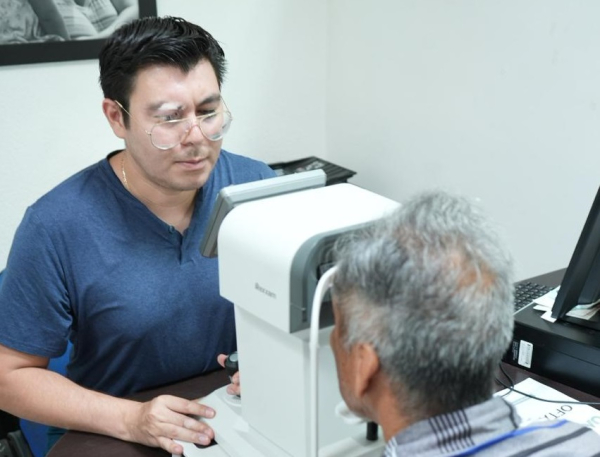 Ofrece la UAT atenci&oacute;n de la salud visual para adultos mayores