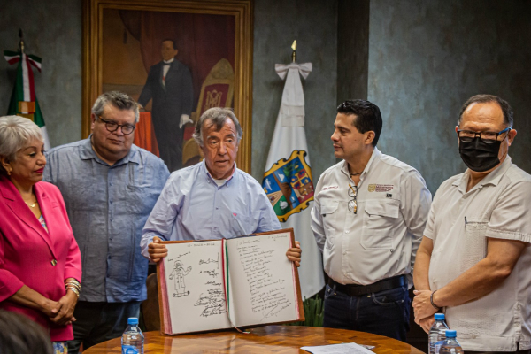 Firma libro de visitantes distinguidos el poeta Francisco Javier Estrada Arriaga