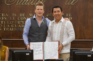 Recibe Alcalde Mario L&oacute;pez a Alexander Acha &ldquo;Mr. Amigo 2023&rdquo;, firma libro de visitantes distinguidos