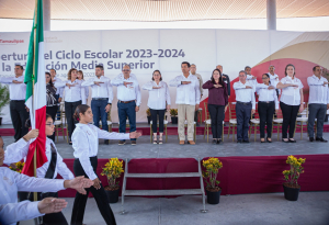 Entrega Alcalde Mario L&oacute;pez apoyos a la educaci&oacute;n;  lo acompa&ntilde;a titular de la SET, Luc&iacute;a Aim&eacute; Castillo