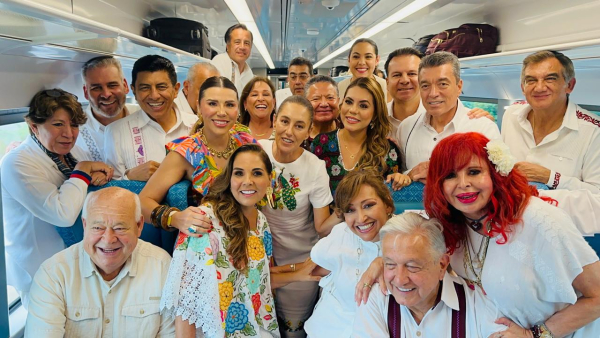 Viajan el gobernador y su esposa Mar&iacute;a, con el presidente y la Dra. Claudia en el Tren Maya