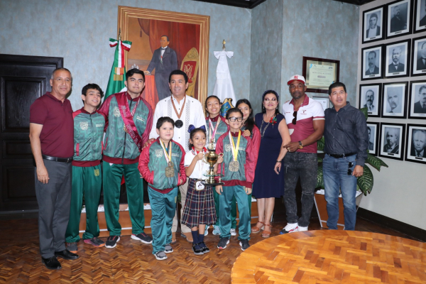 Felicita Alcalde Mario L&oacute;pez, a ni&ntilde;os y  j&oacute;venes campeones de luchas asociadas