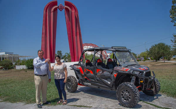 Entrega gobierno de matamoros veh&iacute;culo Razer, a feliz ganadora