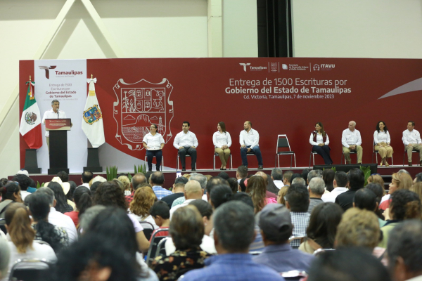 Entrega Am&eacute;rico escrituras a 1,500 familias tamaulipecas