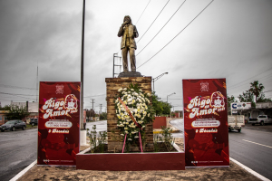 Colocan autoridades ofrenda floral en monumento Rigo Tovar