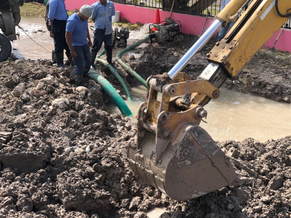 Disminuye JAD presi&oacute;n por rompimiento de tubo viejo