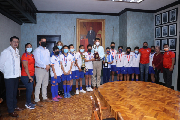 Felicita Alcalde a ni&ntilde;os futbolistas que representar&aacute;n a Tamaulipas