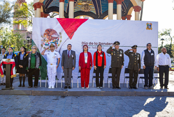 Conmemoran autoridades d&iacute;a de la bandera