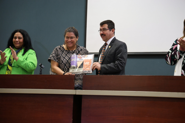 La ministra Lenia Batres dicta conferencia en la UAT
