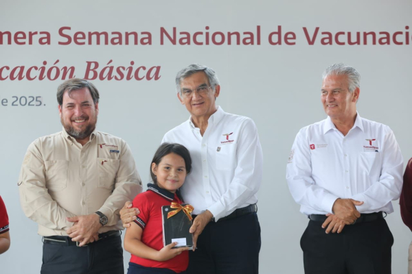 Pone en marcha Am&eacute;rico campa&ntilde;a de vacunaci&oacute;n en escuelas y entrega tabletas a ni&ntilde;as y ni&ntilde;os