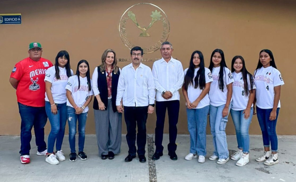 Felicita D&aacute;maso Anaya a softbolistas de la UAT campeonas del torneo nacional Williamsport