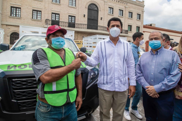 Entrega Mario L&oacute;pez, 10 camionetas y equipos para fumigar colonias y ejidos