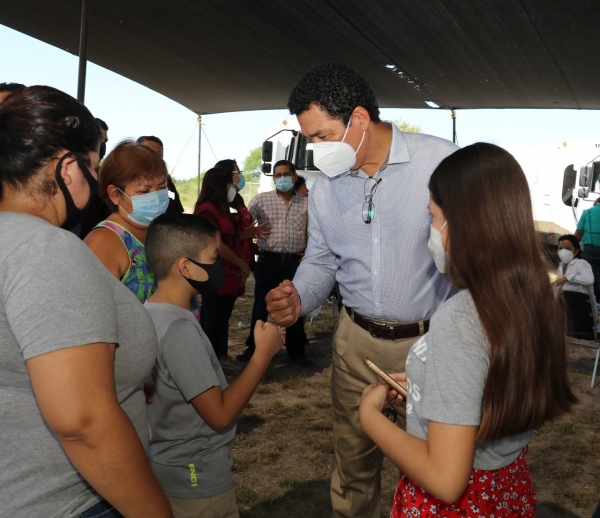 Beneficia Mario L&oacute;pez a escuelas que por a&ntilde;os fueron desatendidas