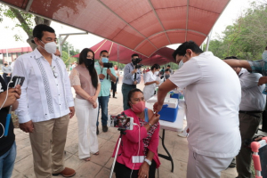 Supervisa Alcalde funcionamiento de los m&oacute;dulos de vacunaci&oacute;n