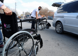 Entrega DIF Matamoros 80 sillas de ruedas  a personas con discapacidad