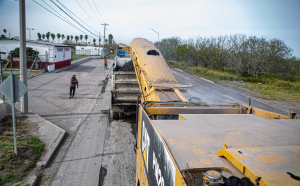 Trabaja Municipio de Matamoros en la repavimentaci&oacute;n del Sendero Nacional, en el tramo de Rigo Tovar a 12 de Marzo