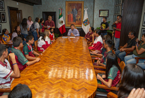 Felicita Alcalde Mario L&oacute;pez a ni&ntilde;as, ni&ntilde;os y adolescentes campeones estatales en atletismo