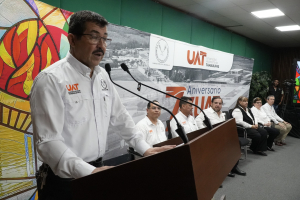 UAT y Secretar&iacute;a de Educaci&oacute;n entregan m&aacute;s de 8 000 becas a universitarios