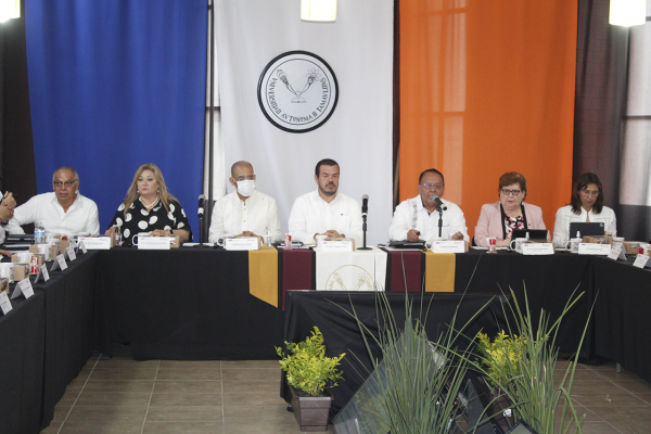 Preside Rector reuni&oacute;n de directores de la UAT en el Campus Tampico